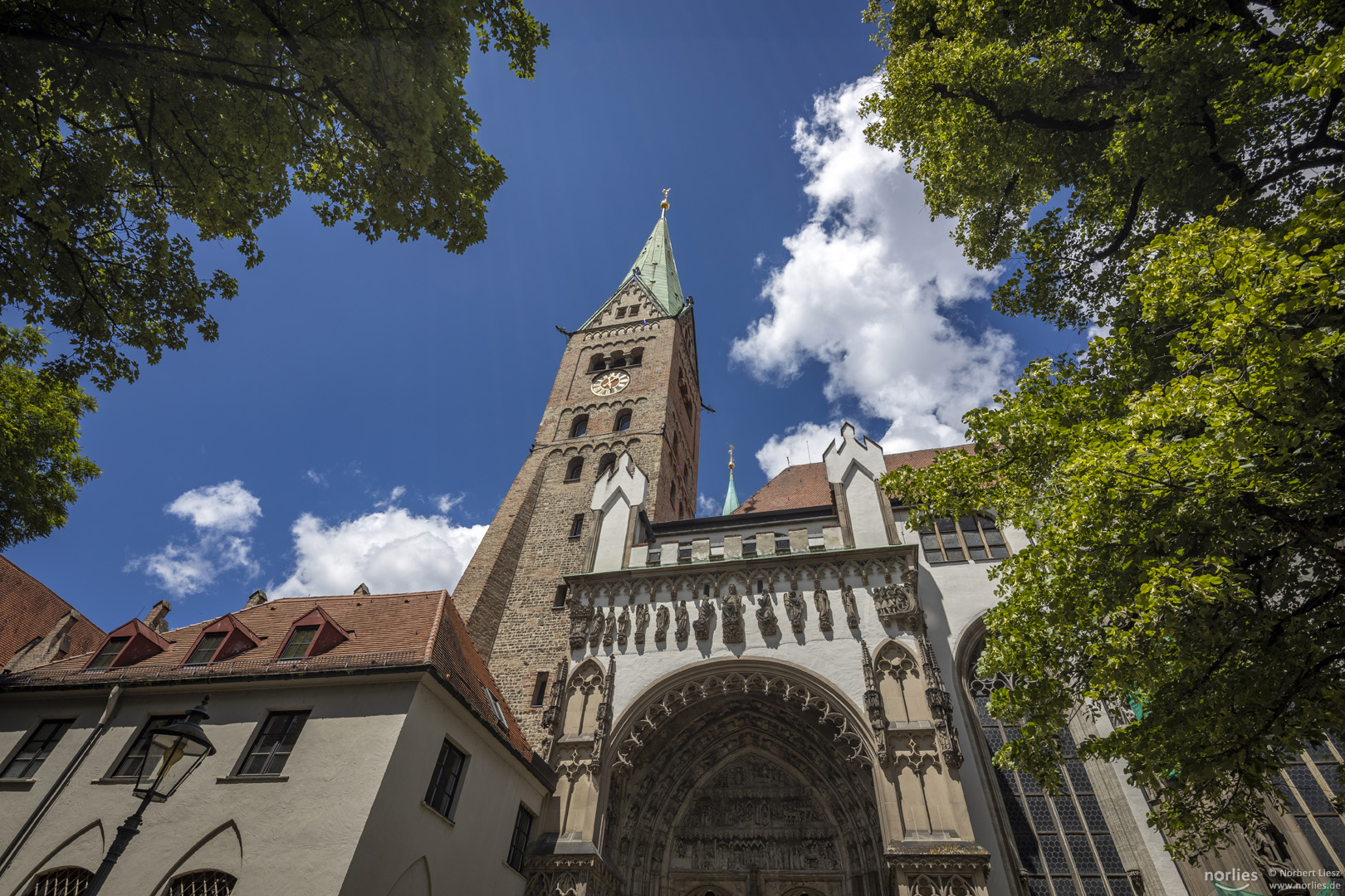 Blick hinauf zum Augsburger Dom