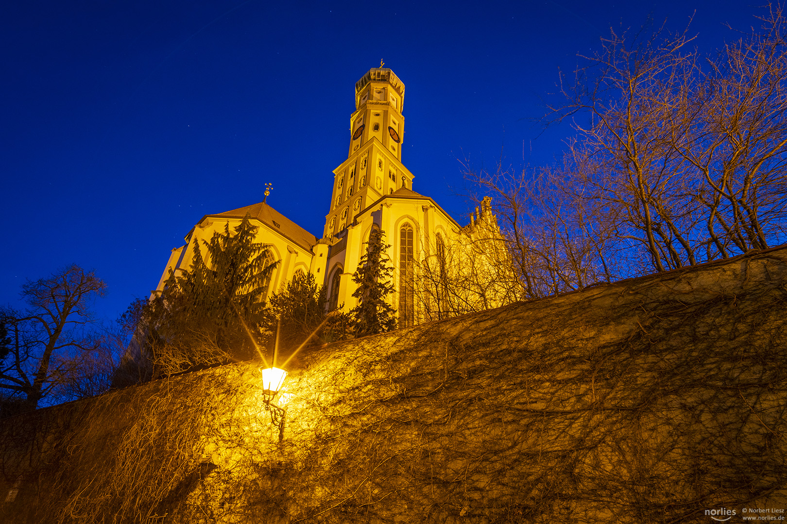 Blick hinauf zur Ulrichsbasilika