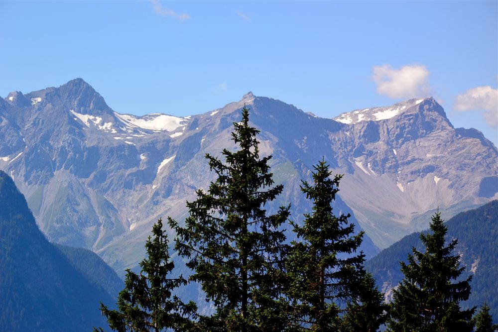 Blick hinüber zu den Bergen im Brandner Tal mit Schesaplana…