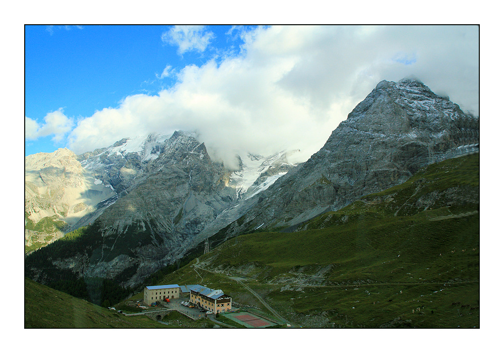 Blick hinunter vom Stilfser Joch