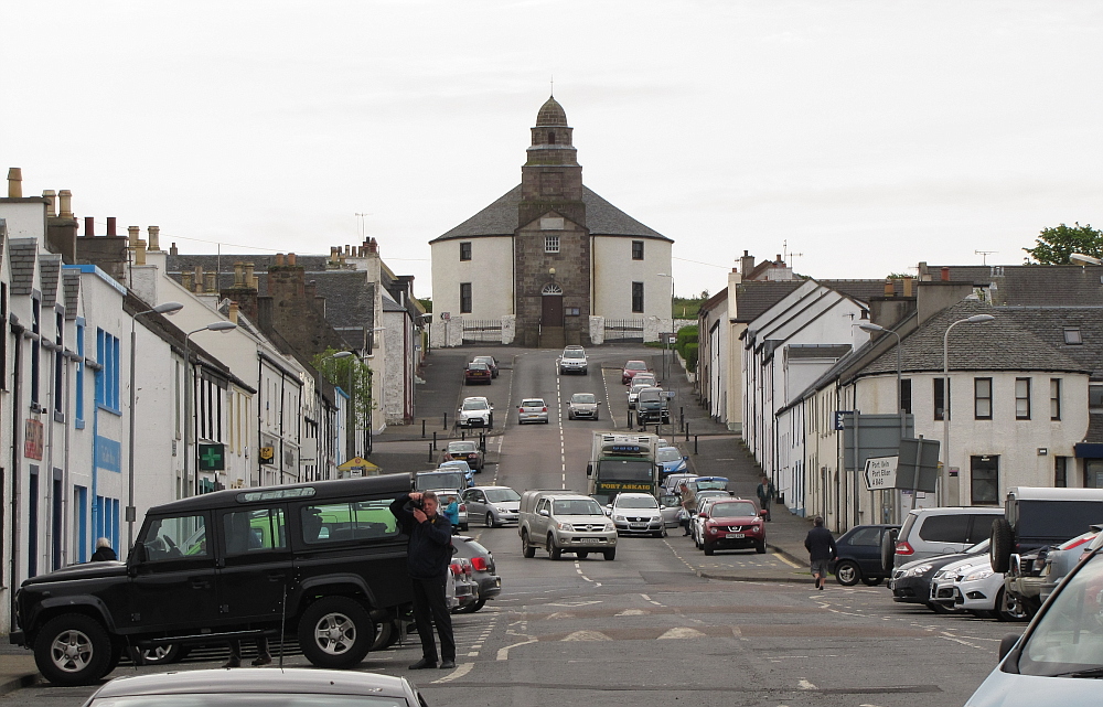 Blick in Bowmore´s Main Street mit der Kilarrow Parish Church am Ende