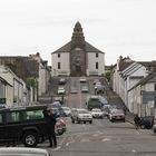 Blick in Bowmore´s Main Street mit der Kilarrow Parish Church am Ende