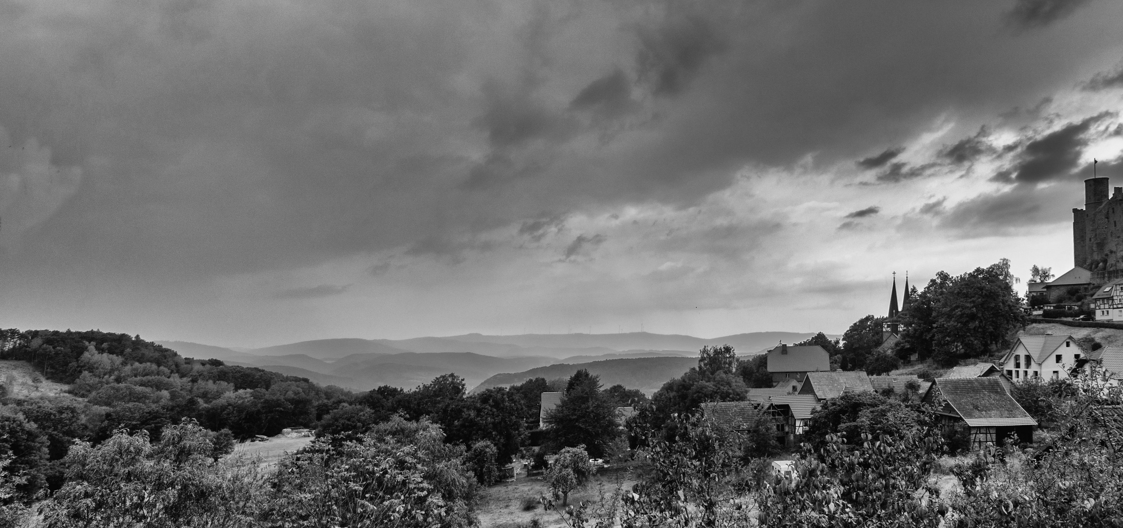 Blick in das Eichsfeld mit Burgruine Hanstein