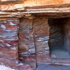 Blick in das Innere eines Felsengrabes (Petra, Jordanien)