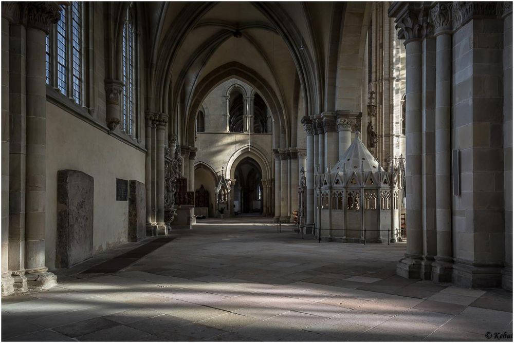 Blick in das nördliche Seitenschiff Dom St. Mauritius und St. Katharina