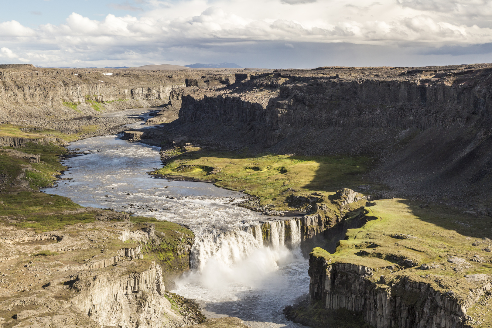 Blick in den Canyon Jökulsárgljúfur mit dem Hafragilsfoss auf Island