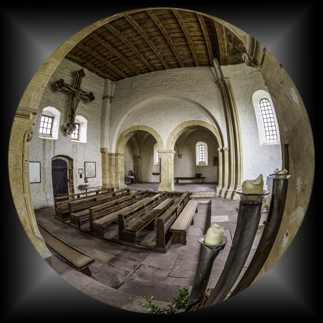 Blick in den Chorraum der romanischen Basilika auf der Konradsburg Ermsleben