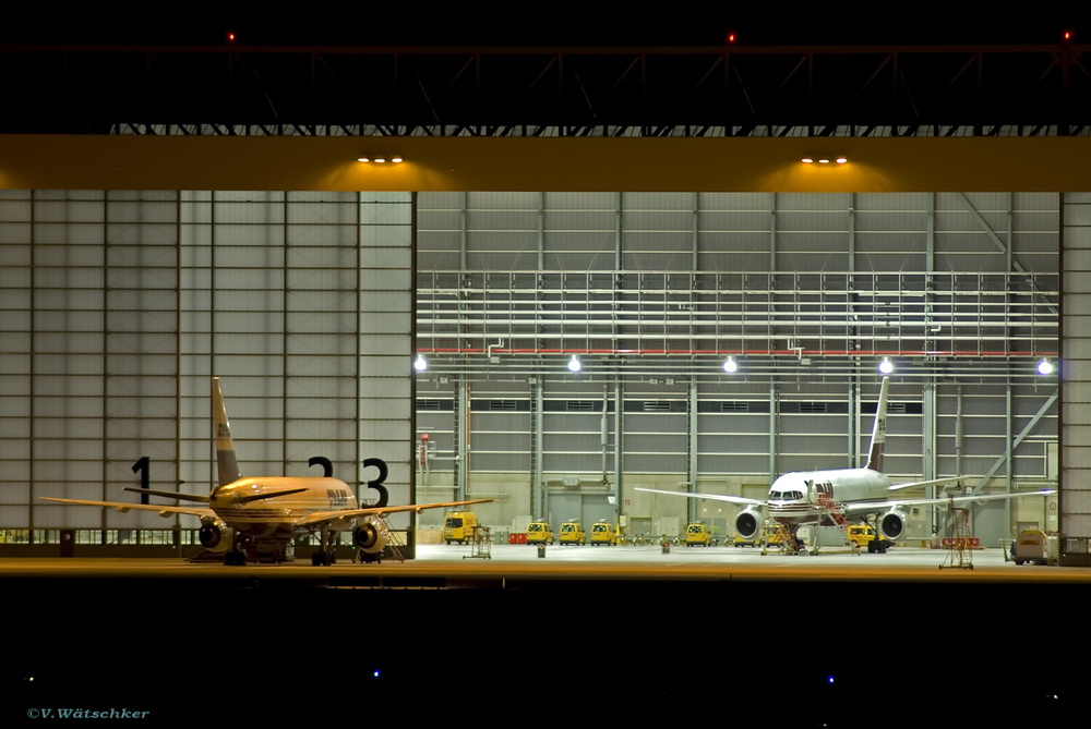 Blick in den DHL Hanger am Flughafen Leipzig-Halle bei Nacht