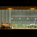 Blick in den DHL Hanger am Flughafen Leipzig-Halle bei Nacht