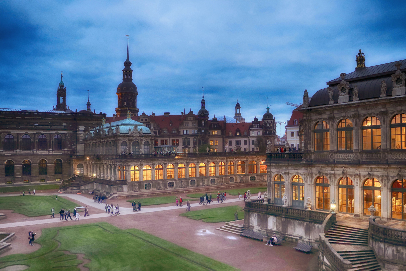 Blick in den Dresdner Zwinger Hof und auf das Schloß