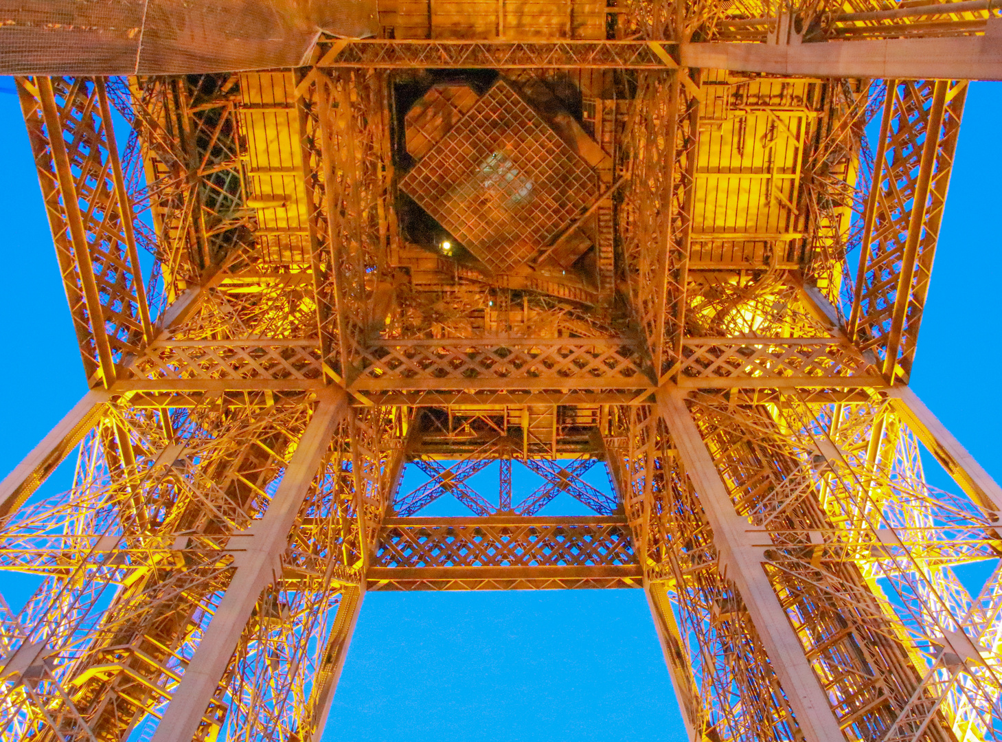 Blick in den Eiffelturm