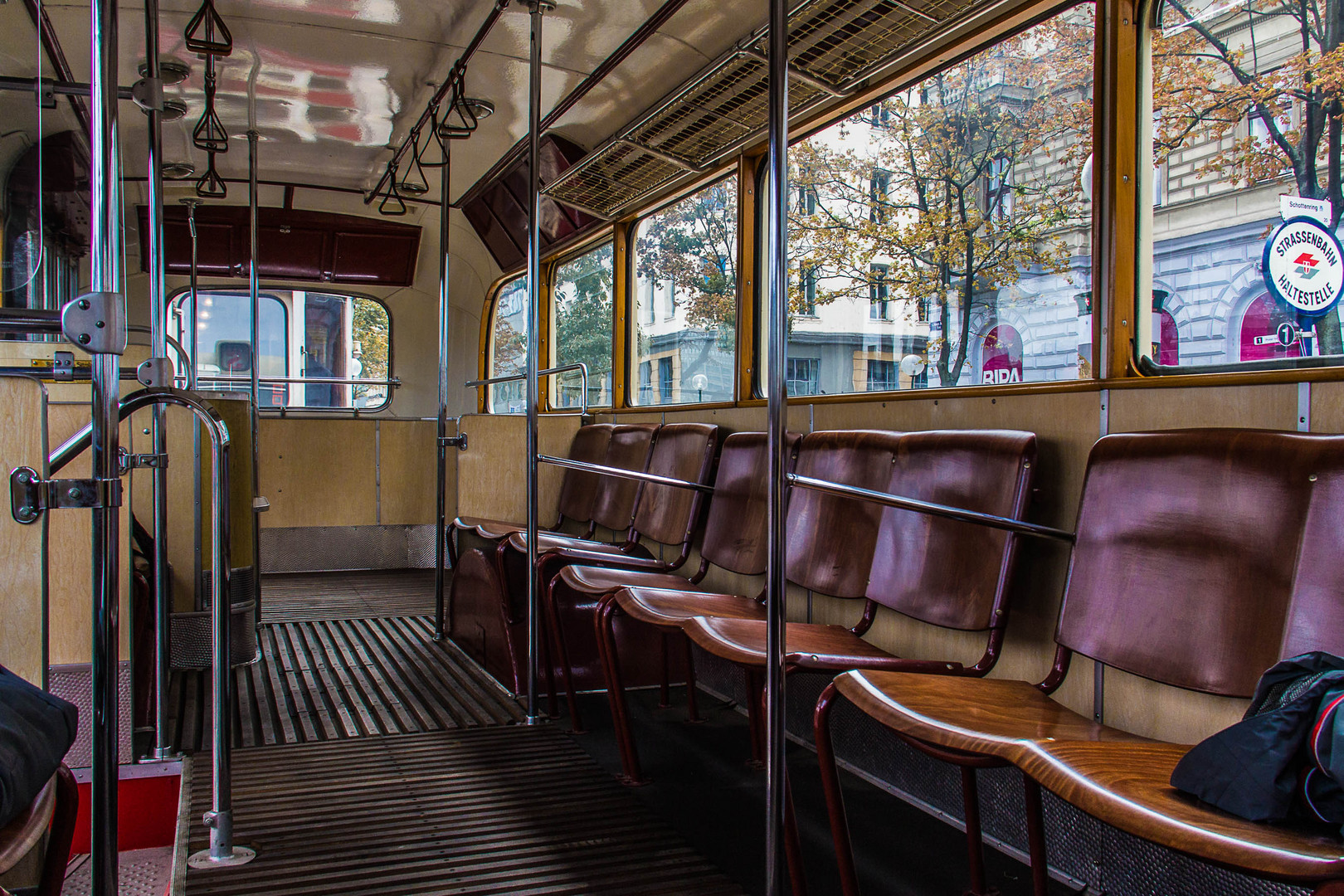 Blick in den Fahrgastraum des Saurer Busses