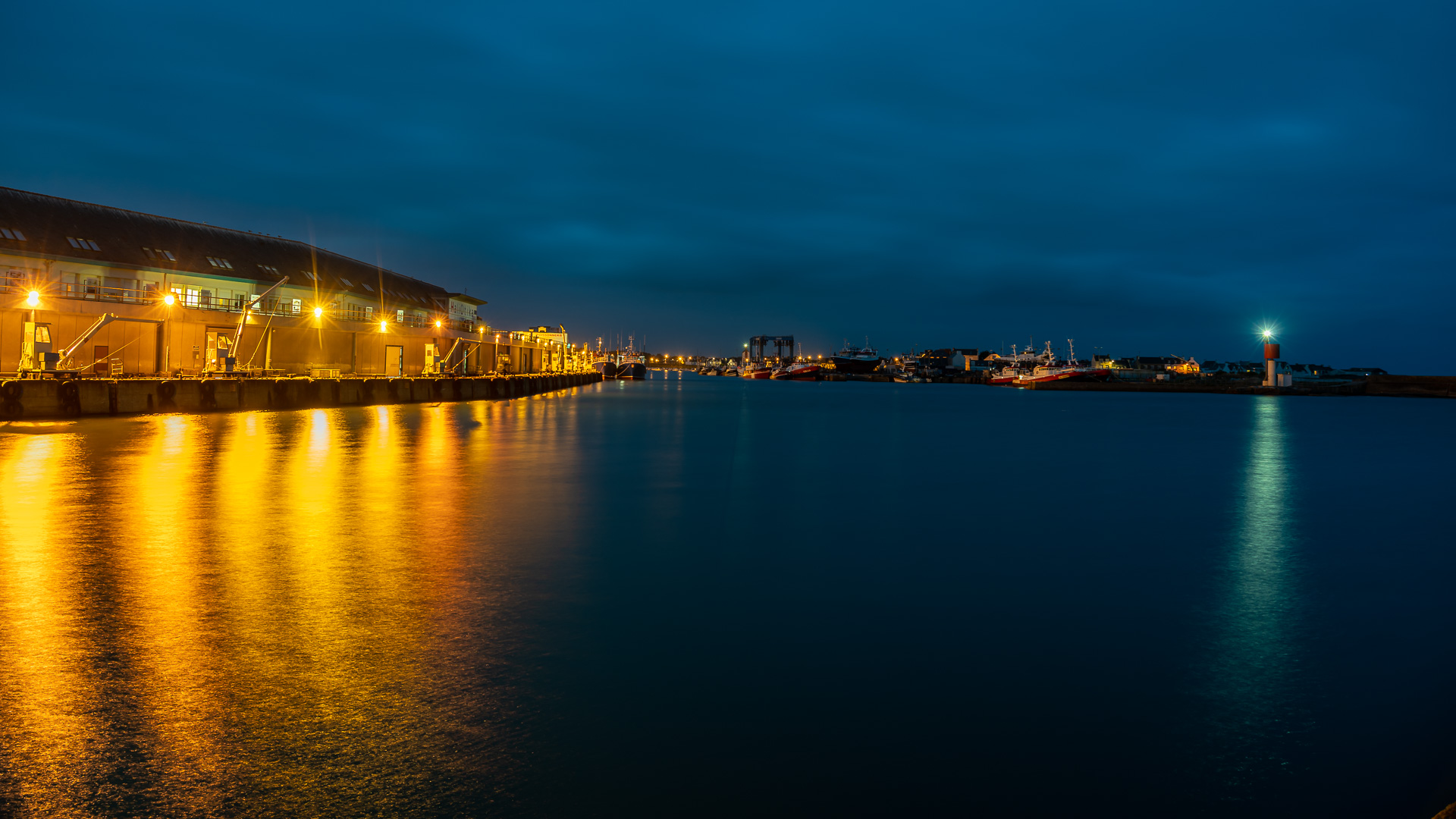 Blick in den Hafen von Guilvinec  mit links der HaliOtika,