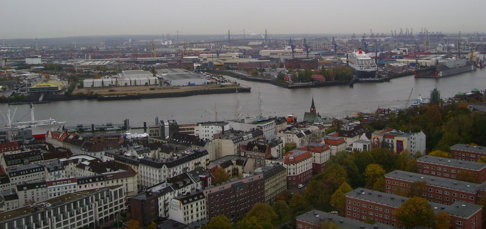 Blick in den Hamburger Hafen mit QM2 im Dock