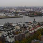 Blick in den Hamburger Hafen mit QM2 im Dock