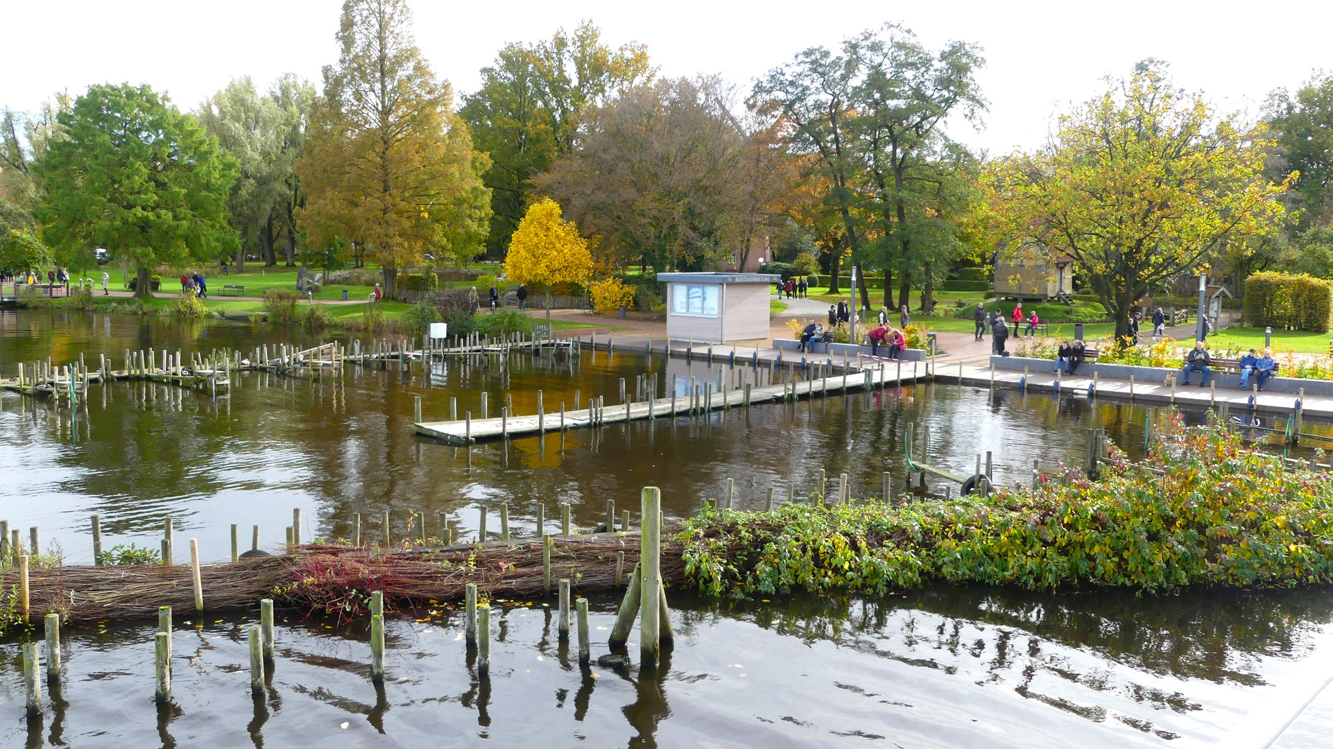 Blick in den herbstlichen Kurpark von Bad Zwischenahn ...