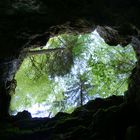 Blick in den Himmel aus einer Höhle