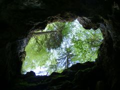 Blick in den Himmel aus einer Höhle