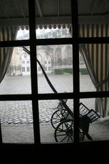 Blick in den Innenhof am lebendigen Pferdemuseum in Chantilly