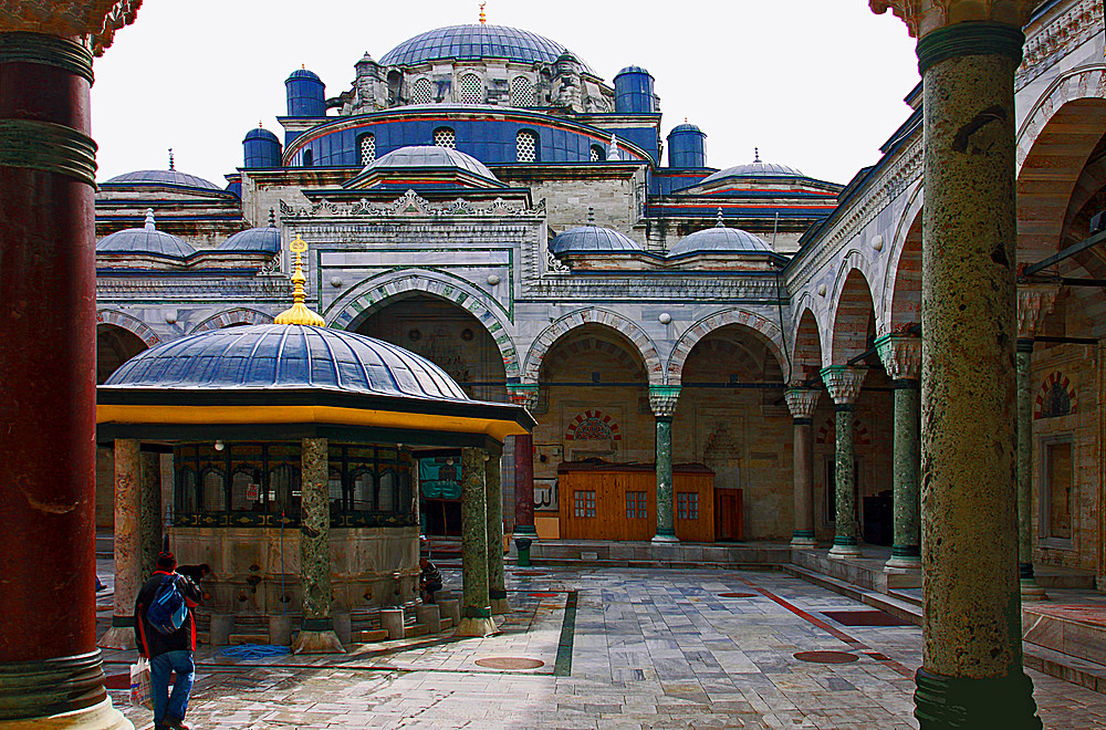 Blick in den Innenhof der Sultan Bayezid Moschee.