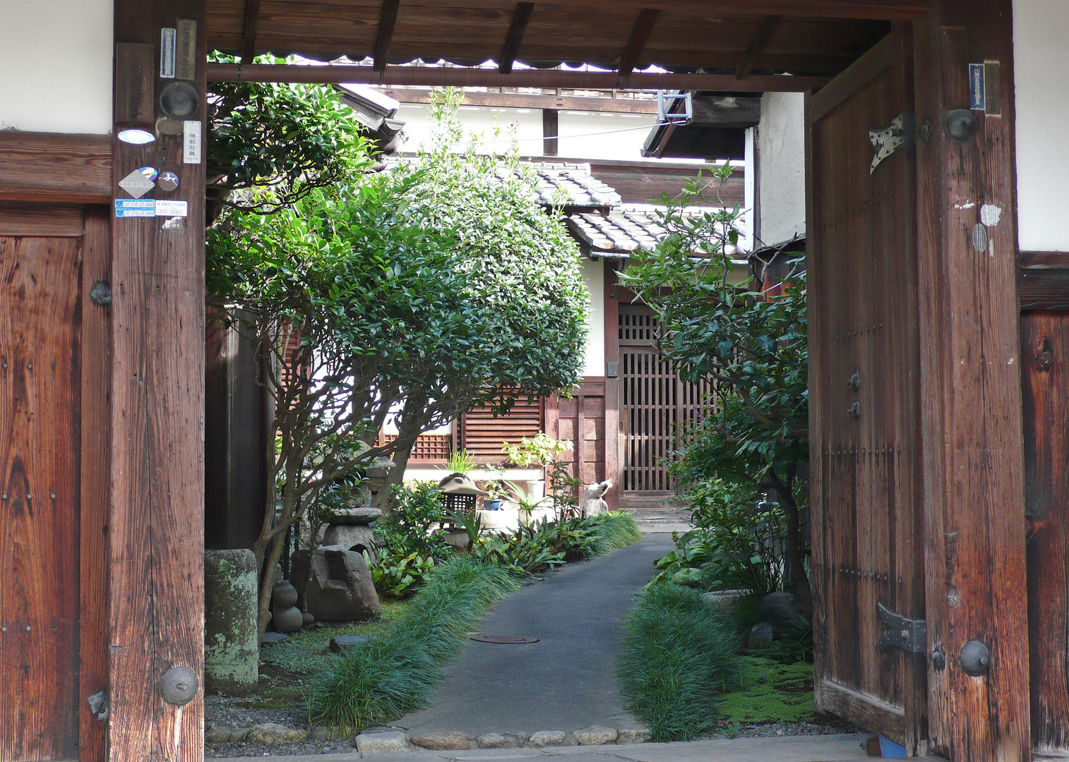 Blick in den Innenhof eines Wohnhauses in Kyoto