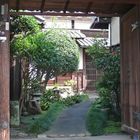 Blick in den Innenhof eines Wohnhauses in Kyoto