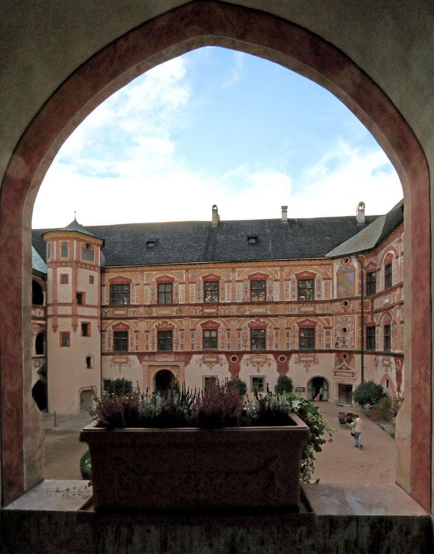 Blick in den Innenhof von Schloss Tratzberg