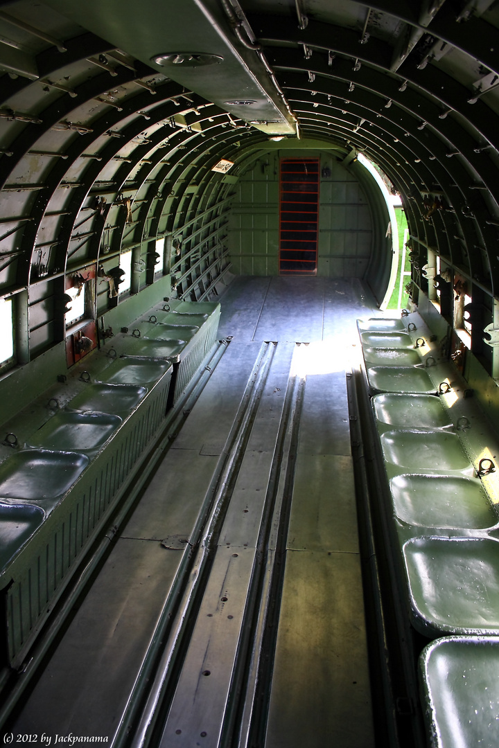 Blick in den Innenraum der Douglas DC 3 (C-47 Dakota) der ROYAL JORDAN AIRFORCE