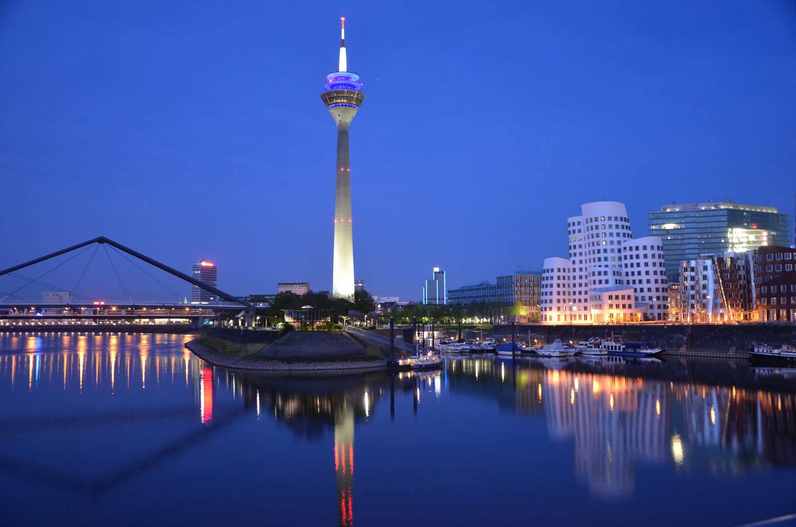 Blick in den Medienhafen zur blauen Stunde