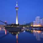 Blick in den Medienhafen zur blauen Stunde