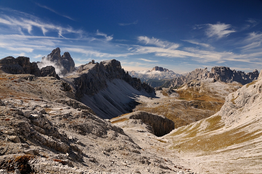 Blick in den Naturpark der Sextener Dolomiten, links im Bild erkennt man die Gipfel...