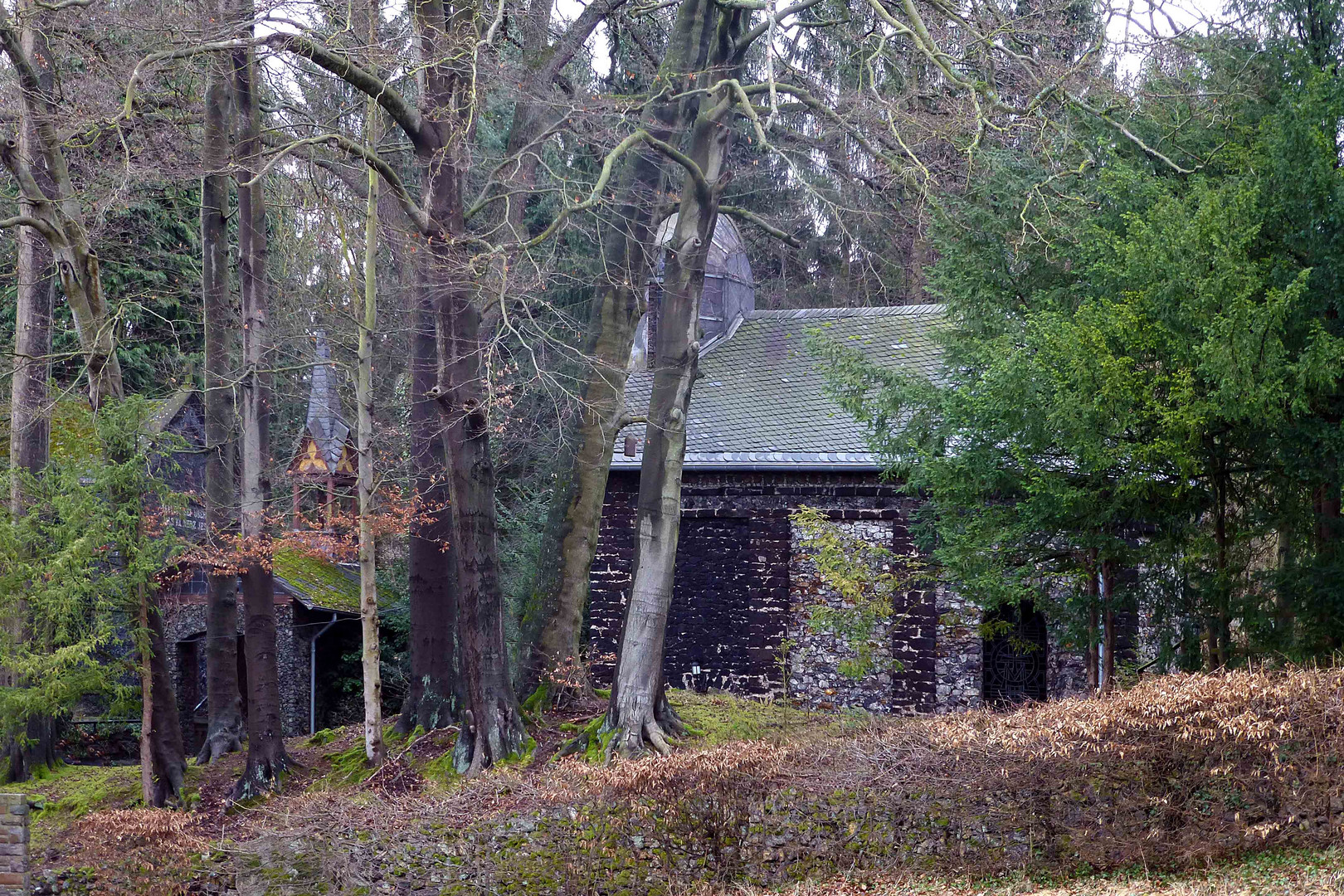 Blick in den verwunschenen Erlösergarten mit Gnadenkapelle in Koblenz-Arenberg