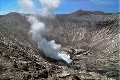 Blick in den Vulkankrater Bromo