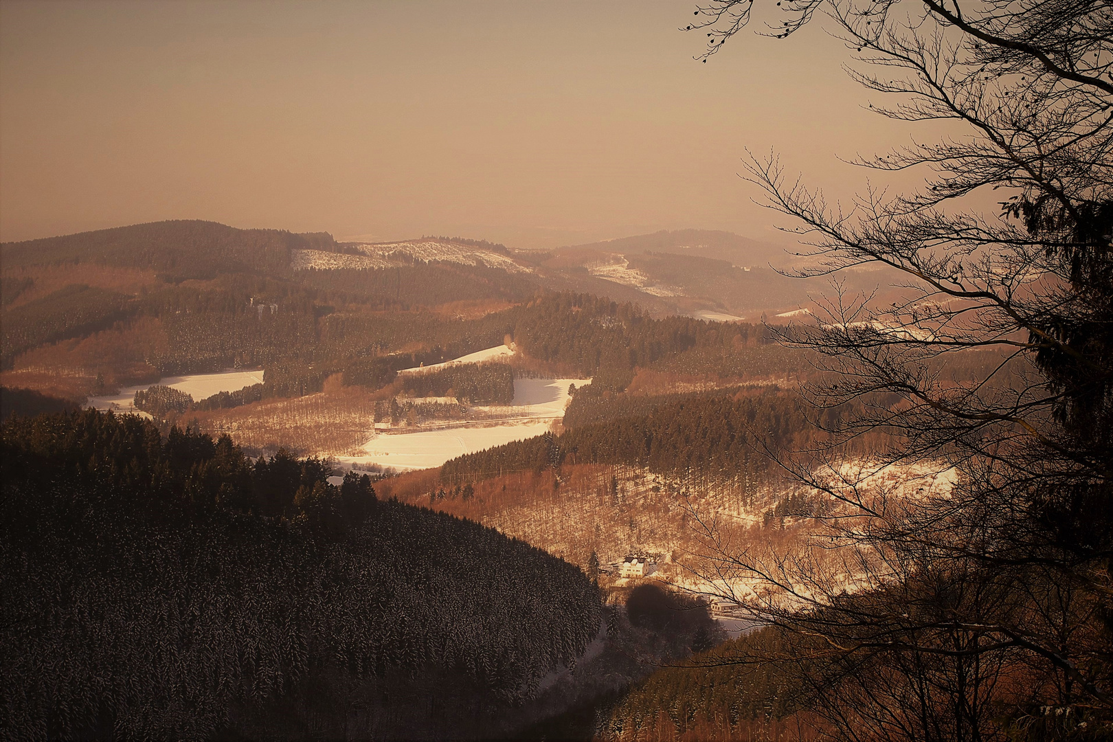 Blick in der letzten Abendsonne über Berg und Tal