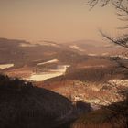 Blick in der letzten Abendsonne über Berg und Tal