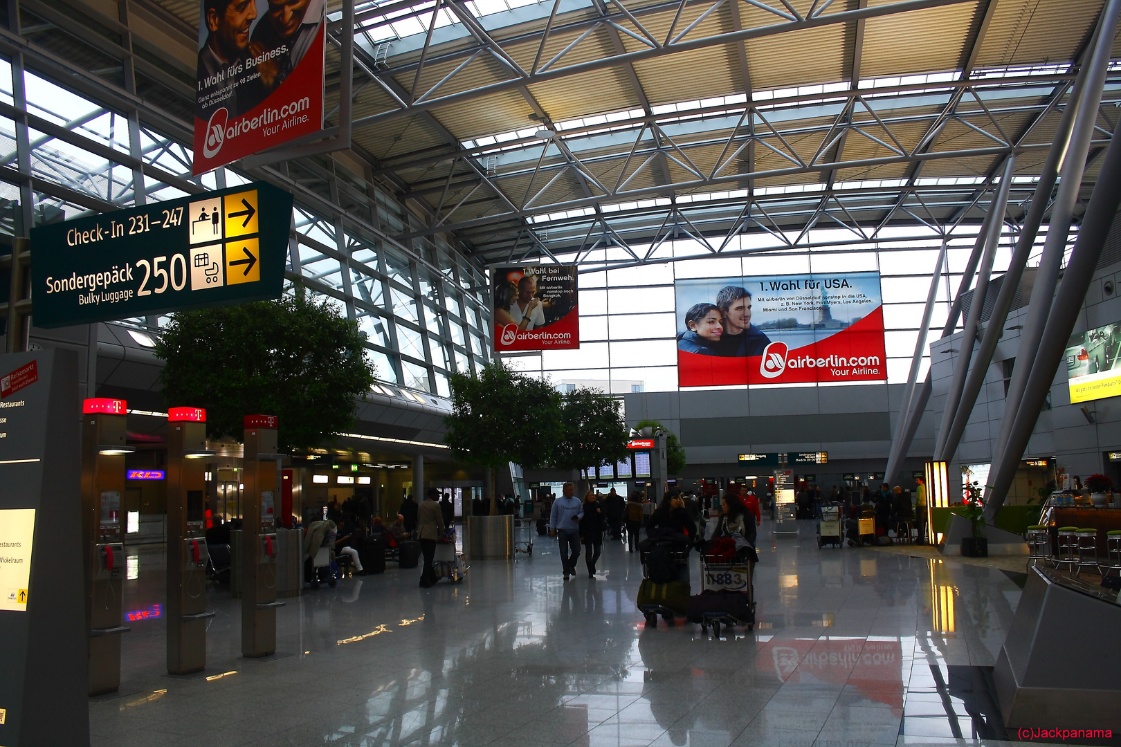 Blick in die Abflughalle am Flughafen in Düsseldorf