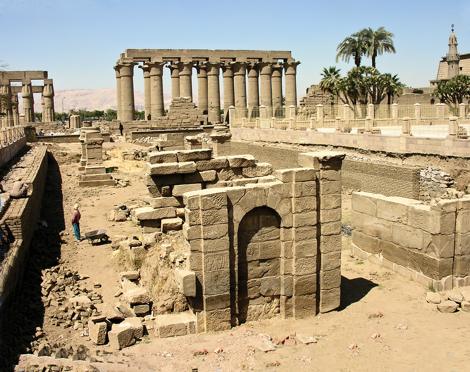 Blick in die Ausgrabungsstätte auf Reste einer römischen Festungsanlage östlich des Luxortempels