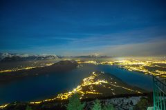 Blick in die Berge bei Nacht