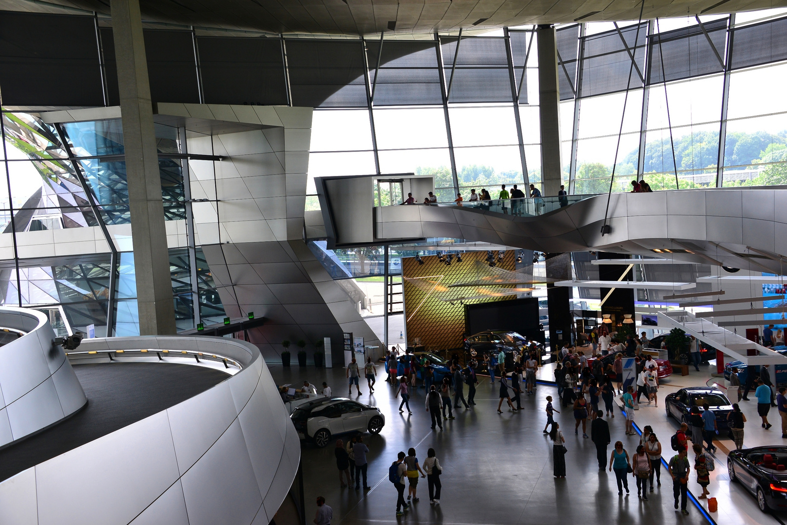 Blick in die BMW Welt München  (2)