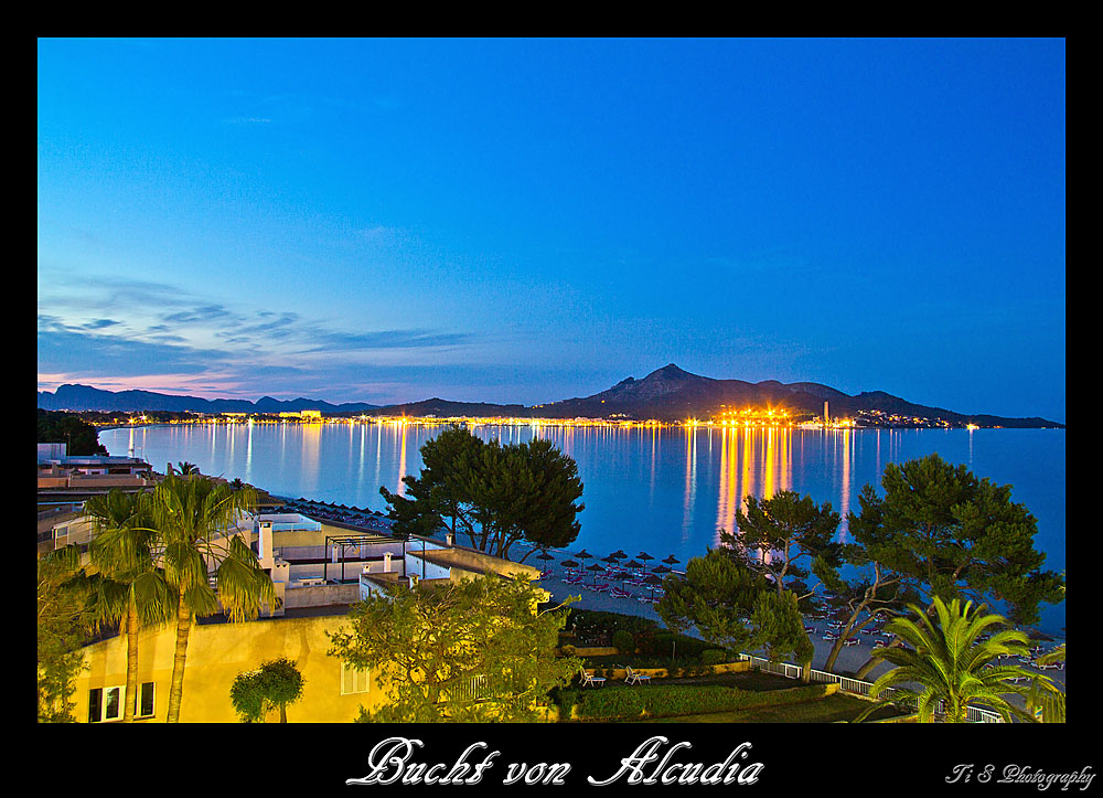 Blick in die Bucht von Alcudia in der blauen Stunde