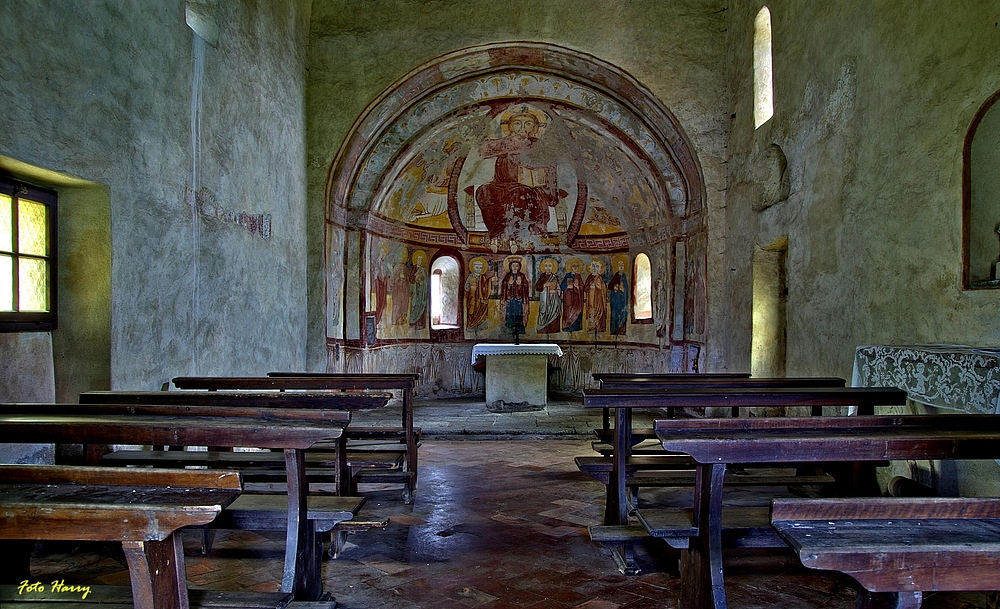 Blick in die ca.900 Jahre alte Kapelle San Vigilio ...