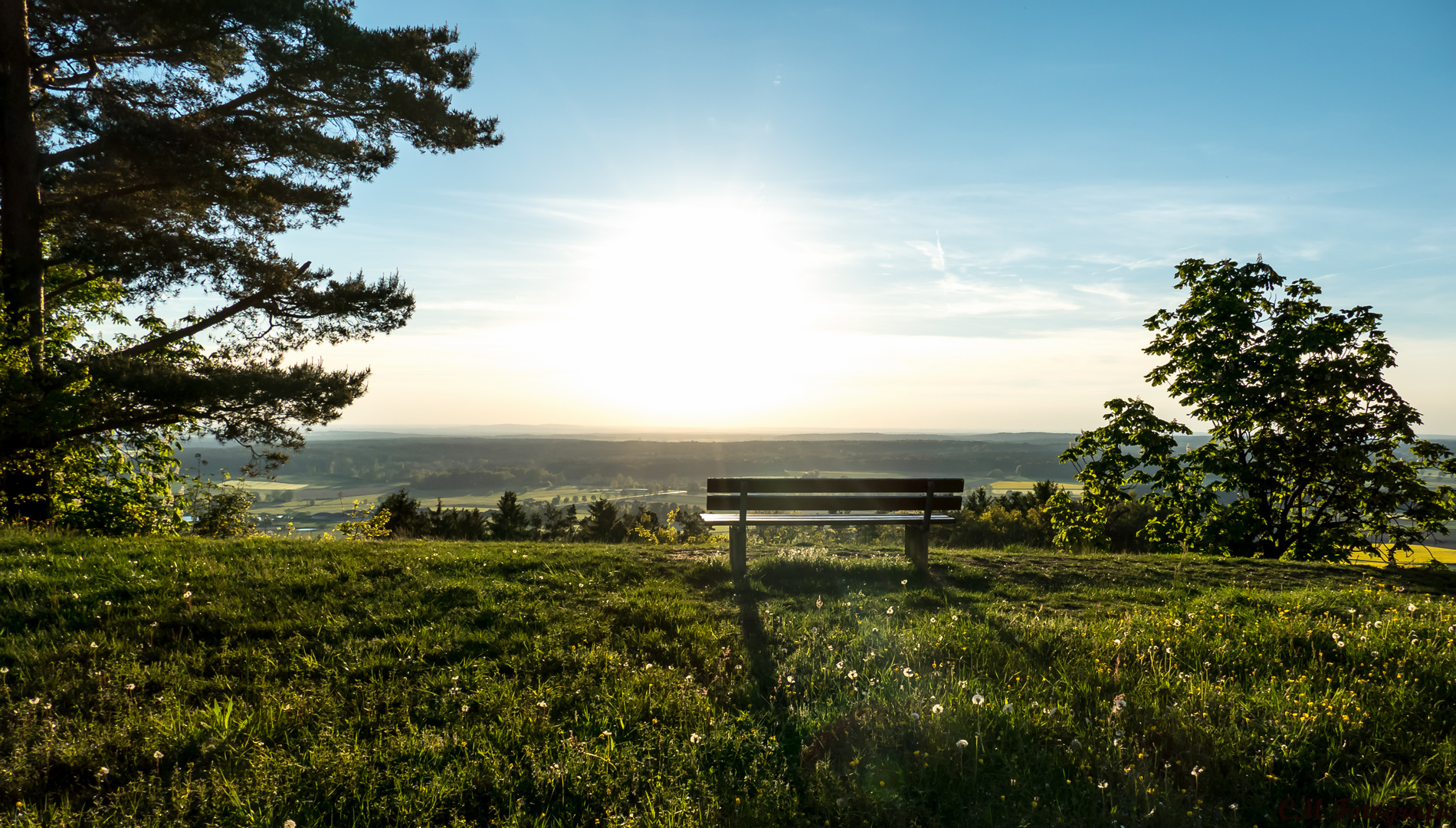 Blick in die Ferne Foto & Bild landschaft, zäune, bänke, wegweiser
