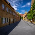 Blick in die Fuggerei mit blauem Himmel