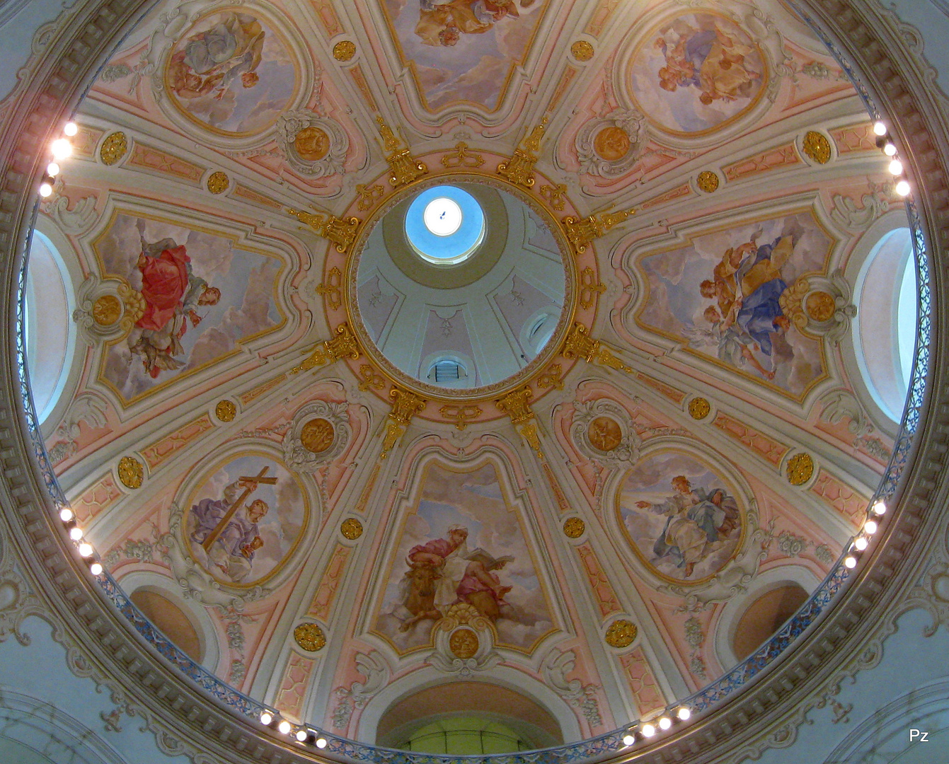 Blick in die Kuppel der Frauenkirche Dresden ...