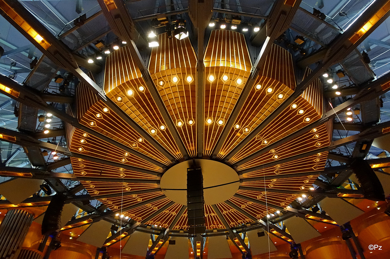 Blick in die Kuppel der Philharmonie Köln ...