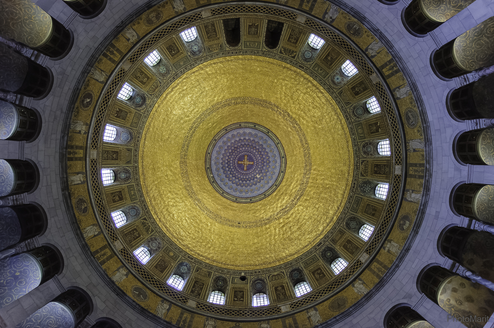 Blick in die Kuppel - Goldenes Mosaik