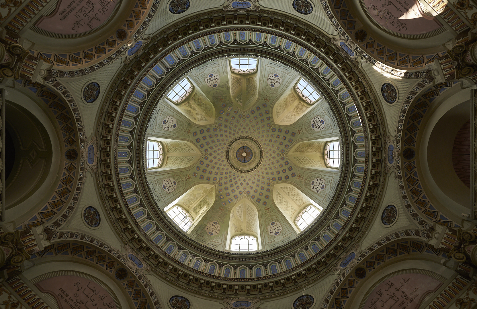 Blick in die Kuppel von der Moschee im Schwetzinger Schlossgarten.