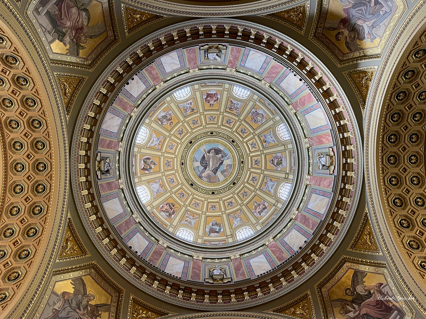 Blick in die Kuppel von der St.-Stephans-Basilika (Budapest)