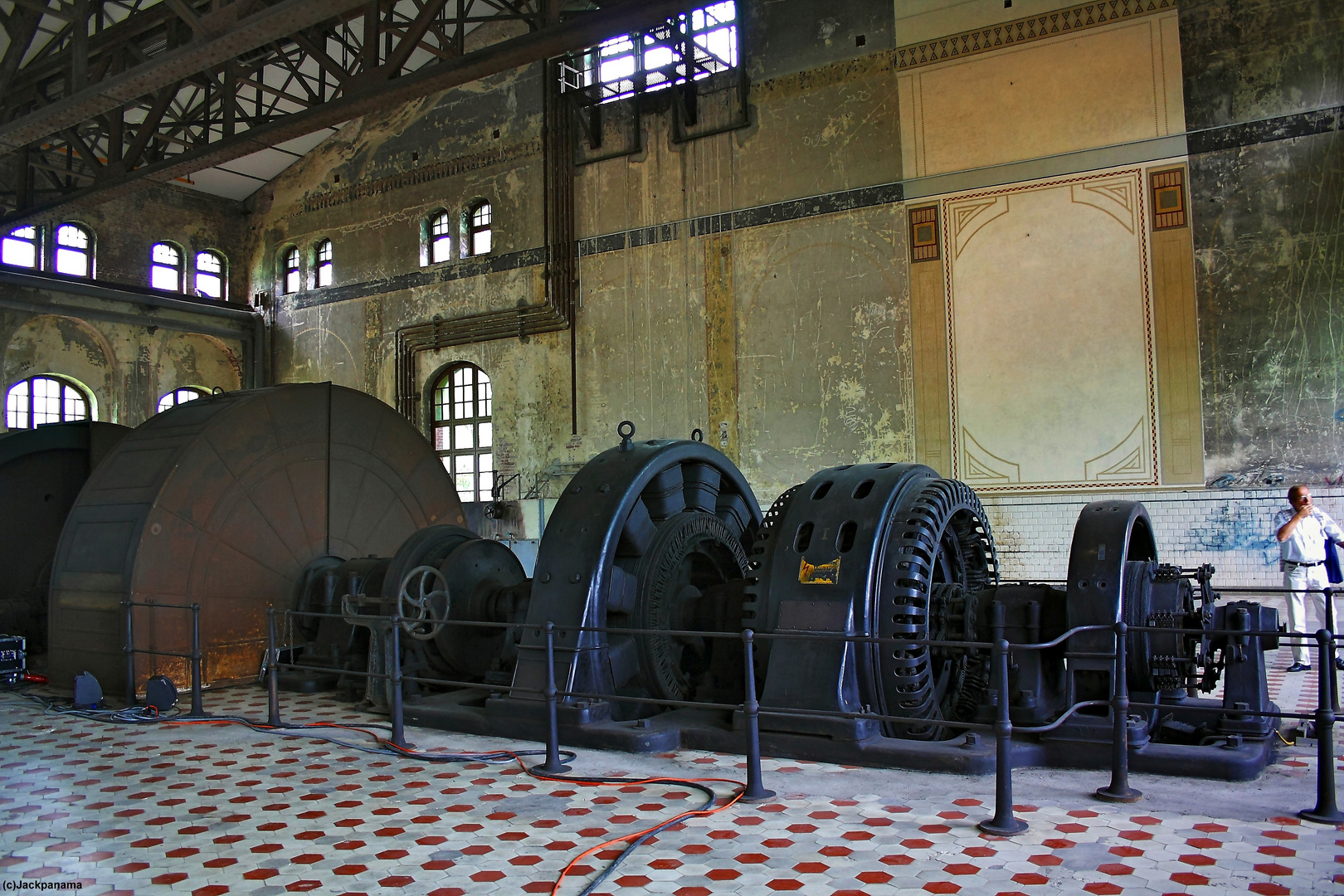 Blick in die Maschinenhalle, im Hintergrund einrestauriertes Segment der Wandmalerei