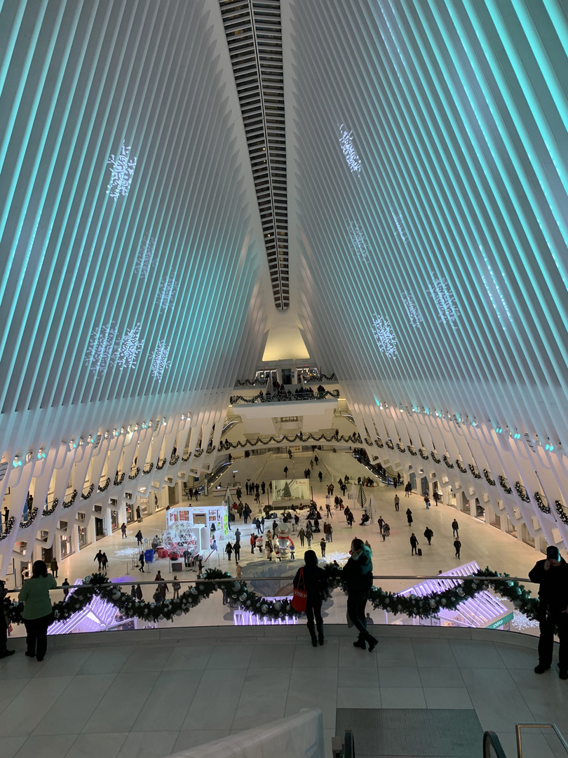 Blick in die Metrostation am 9/11 Museum bei Nacht